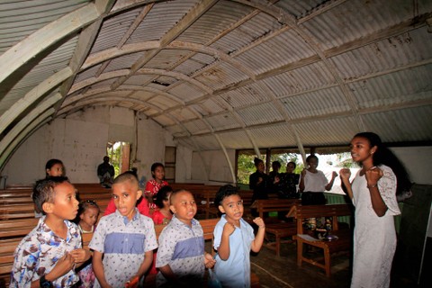 Seorang guru mengajar anak-anak dalam kegiatan sekolah Minggu di Gereja kristen Indonesia (GKI) Bukit Zaitun Skyland Kota, Jayapura, Papua, Minggu (14/8/2022). Foto: Gusti Tanati/Antara Foto