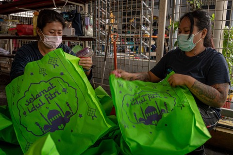 Warga binaan menyelesaikan pembuatan tas ramah lingkungan di bengkel kerja Lembaga Pemasyarakatan Perempuan (LPP) Kelas II-A Bulu, Semarang, Jawa Tengah. Foto: Aji Styawan/Antara Foto