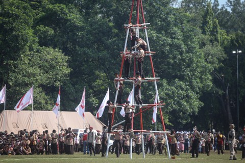 Sejumlah pramuka melakukan atraksi menyusun tongkat pada upacara pembukaaan Jambore Nasional Gerakan Pramuka di Buperta Cibubur, Jakarta, Minggu (14/8/2022). Foto: Asprilla Dwi Adha/Antara Foto
