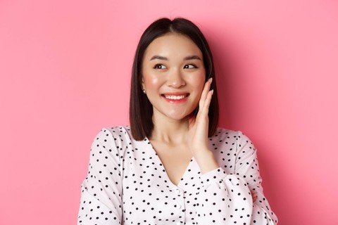 lustrasi blush on di apple cheeks yang segar dan awet muda. Foto: Shutterstock