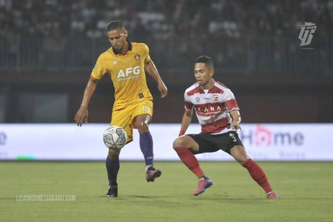 Pemain Persik Kediri, Renan Silva; dan pemain Madura United, Reva Adi Utama. Foto: Situs web resmi Liga Indonesia Baru