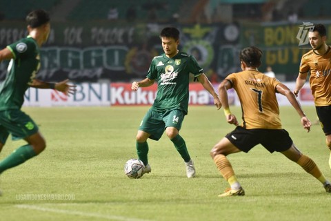 Pemain Persebaya, Sho Yamamoto; diadang pemain Bhayangkara FC, Abdul Rachman. Foto: Situs web resmi Liga Indonesia Baru