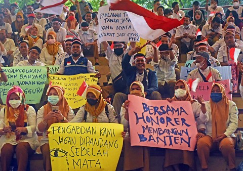 Sejumlah pegawai honorer di Pemprov Banten berunjuk rasa menuntut kepastian masa depan karir mereka di Kawasan Pemerintahan Provinsi Banten, di Serang, Senin (15/8/2022). Foto: Asep Fathulrahman/ANTARA FOTO