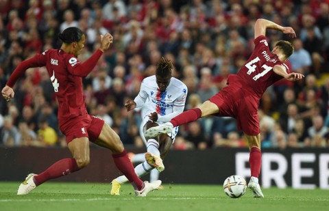 Wilfried Zaha dari Crystal Palace menembak ke gawang Liverpool di Anfield, Liverpool, Inggris. Foto: Peter Powell/Reuters