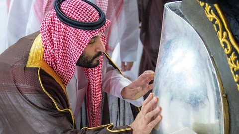 Pangeran MBS mencium dan memberi wewangin pada Hajar Aswad pada prosesi pencucian tahunan pada Selasa (16/8/2022). Foto: Twitter/MakkahRegion