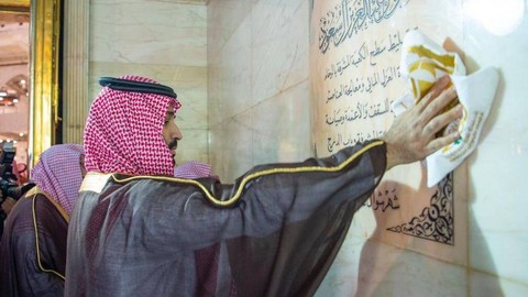 Putra Mahkota Pangeran MBS mendapat kehormatan mencuci Ka'bah dalam prosesi pencucian tahunan pada Selasa (16/8/2022). Foto: Twitter/MakkahRegion