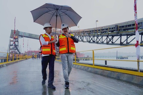 Menteri Investasi/Kepala Badan Koordinasi Penanaman Modal (BKPM), Bahlil Lahadalia (kiri) melepas keberangkatan kapal pengumpan Ajkwa yang mengangkut konsentrat tembaga PT Freeport Indonesia di kawasan pelabuhan Amamapare, Senin (15/8). Foto: Dok. BKPM
