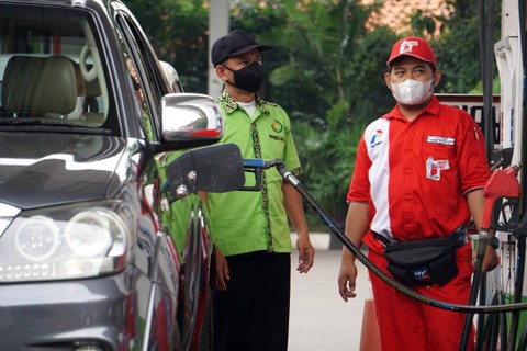 Pengendara mengisi bensin kendaraannya di salah satu Stasiun Pengisian Bahan Bakar Umum (SPBU) di Jakarta Selatan, Selasa (16/8/2022). Foto: Jamal Ramadhan/kumparan