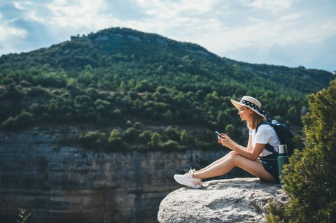 Ilustrasi menikmati alam. Foto: A_B_C/Shutterstock