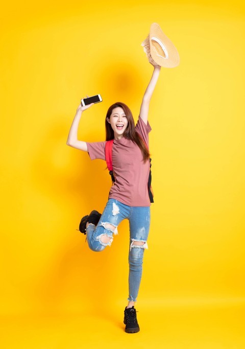 Ilustrasi traveler bahagia yang traveling dengan smartphone. Foto: Tom Wang/Shutterstock