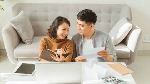 Ilustrasi Membahas Keuangan dengan Pasangan. Foto: Makistock/Shutterstock