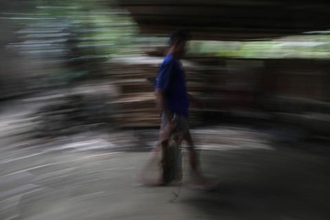 Pak karsim (40) mengambil air nira yang ditampung dalam wadah bambu di pohon kelapa untuk bahan pembuatan gula merah di desa pajerukan, kecamatan Kalibagor, Banyumas, Jawa tengah, Minggu (14/8). Foto: Aditia Noviansyah/kumparan