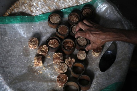 Pak karsim (40) menata gula merah di desa pajerukan, kecamatan Kalibagor, Banyumas, Jawa tengah, Minggu (14/8). Foto: Aditia Noviansyah/kumparan