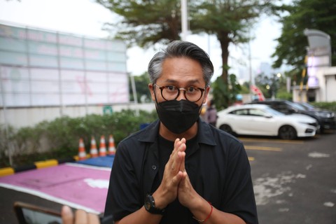 Suami Nirina Zubir, Ernest Fardiyan Syarif menghadri sidang putusan kasus mafia tanah di Pengadilan Negeri Jakarta Barat, Selasa (16/8/2022).  Foto: Agus Apriyanto
