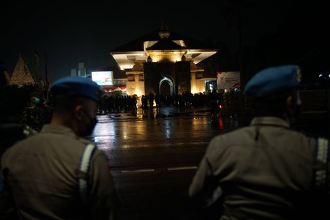 Suasana di depan Taman Makam Pahlawan (TMP) Kalibata, Jakarta Selatan, jelang acara Upacara Apel Kehormatan dan Renungan Suci, Selasa (16/8/2022). Foto: Jamal Ramadhan/kumparan