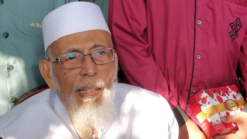 Abu Bakar Ba'asyir menghadiri upacara HUT Ke-77 RI di Pondok Pesantren Al Mukmin Ngruki, Sukoharjo. Foto: Dok. Istimewa
