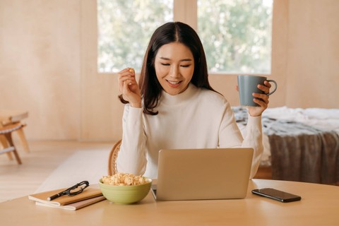 Ilustrasi menonton film di rumah. Foto: Shutterstock