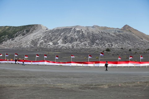 Pengunjung membentangkan bendera Merah Putih sepanjang 2022 meter di Kawasan Gunung Bromo, Probolinggo, Jawa Timur, Rabu (17/8/2022).  Foto: Umarul Faruq/ANTARA FOTO