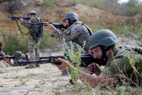 Tentara Ukraina dari Brigade Pertahanan Teritorial Terpisah ke-126 ikut serta dalam latihan militer di pantai selatan Ukraina, Rabu (17/8/2022). Foto: Oleksandr Gimanov/AFP