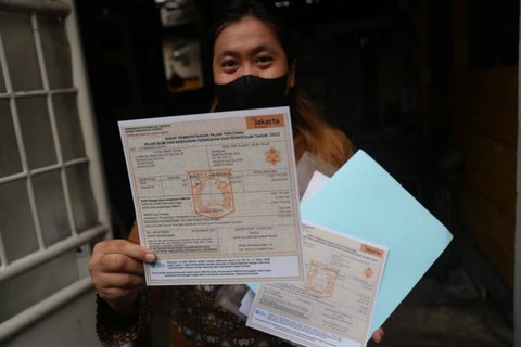 Warga menunjukkan Surat Pemberitahuan Pajak Terutang Elektronik (e-SPPT) PBB-P2. Foto: PPID DKI Jakarta
