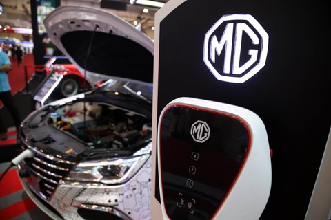 Mobil MG 5 EV dari Morris Garage (MG) dala pergelaran pameran GAIKINDO Indonesia International Auto Show (GIIAS) di ICE BSD, Tangerang. Foto: Aditia Noviansyah/kumparan