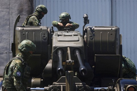 Tentara mendemonstrasikan senjata antipesawat GDF-006 kepada media di Hualien, Taiwan. Foto: Ann Wang/REUTERS