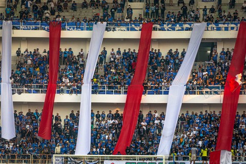 Sejumlah suporter PSIS Semarang membentangkan kain merah putih dalam koreografi kemerdekaan saat memberikan dukungan pada laga melawan Persik Kediri dalam laga lanjutan BRI Liga 1 di Stadion Jatidiri, Semarang, Jawa Tengah, Kamis (18/8/2022).  Foto: Aji Styawan/ANTARA FOTO