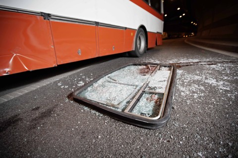 Ilustrasi kecelakaan bus. Foto: Jaromir Chalabala/Shutterstock