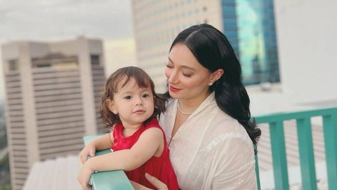 Potret Asmirandah dan anaknya. Foto: Instagram/@asmirandah89