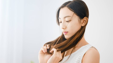 Ilustrasi perempuan dengan rambut kering. Foto: aijiro/Shutterstock