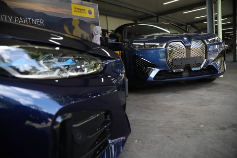 Mobil listrik BMW iX dan i4. Foto: Aditia Noviansyah/kumparan
