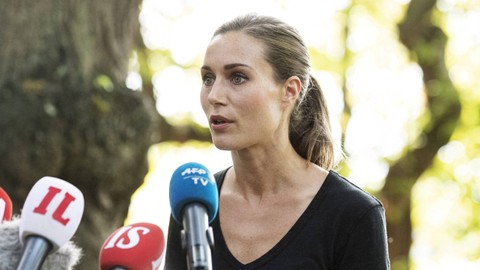 Perdana Menteri Finlandia Sanna Marin mengadakan konferensi pers setelah video pestanya bocor ke media sosial dan memicu kritik awal pekan ini, di Helsinki, Finlandia, Jumat (19/8/2022). Foto: Lehtikuva/Roni Rekomaa via REUTERS