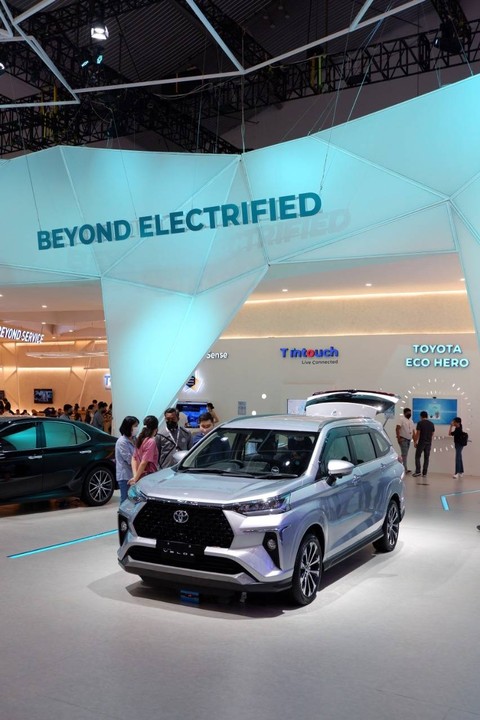 Toyota Veloz 'nyasar' di arena elektrifikasi booth Toyota di GIIAS 2022. Foto: Aditya Pratama Niagara/kumparan