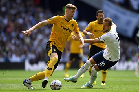 Pemain Wolverhampton Wanderers Nathan Collins beraksi dengan pemain Tottenham Hotspur Harry Kane di Stadion Tottenham Hotspur, London, Inggris, Sabtu (20/8/2022). Foto: Tony Obrien/REUTERS