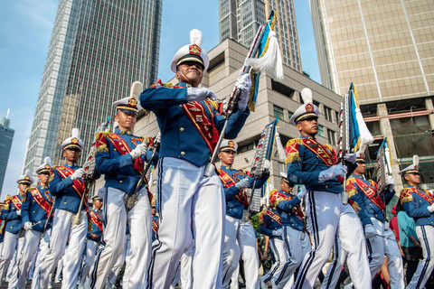 Sejumlah Taruna Akademi TNI Akmil, AAU dan AAL melakukan kirab drumband Akademi TNI di kawasan Bundaran HI, Jakarta, Minggu (21/8/2022). Foto: Muhammad Adimaja/Antara Foto
