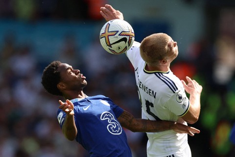Pemain Leeds United Rasmus Kristensen berebut bola dengan pemain Chelsea Raheem Sterling pada pertandingan lanjutan Liga Inggris di Elland Road, Leeds, Inggris. Foto: Phil Noble/REUTERS
