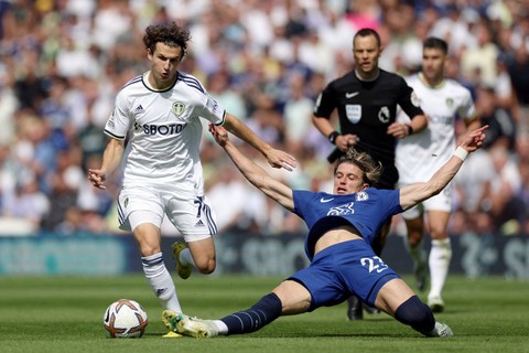 Pemain Leeds United Tyler Adams berebut bola dengan pemain Chelsea Conor Gallagher pada pertandingan lanjutan Liga Inggris di Elland Road, Leeds, Inggris. Foto: Carl Recine/REUTERS