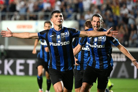 Selebrasi pemain Atalanta Ruslan Malinovskyi usai mencetak gol ke gawang AC Milan pada pertandingan lanjutan Liga Italia di Stadion Atleti Azzurri, Bergamo, Italia. Foto: Alberto Lingria/REUTERS