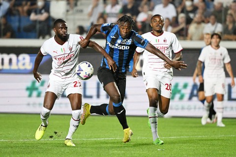 Pemain Atalanta Duvan Zapata berusaha melewati pemain AC Milan Fikayo Tomori pada pertandingan lanjutan Liga Italia di Stadion Atleti Azzurri, Bergamo, Italia. Foto: Alberto Lingria/REUTERS