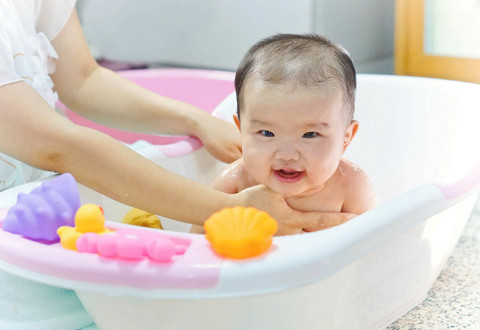 Ilustrasi bayi mandi. Foto: Shutterstock