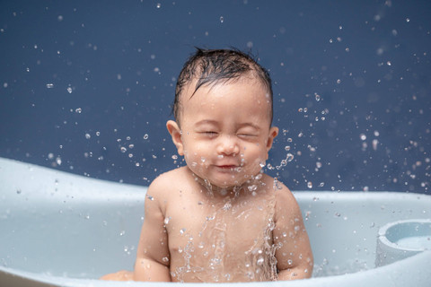 Ilustrasi bayi mandi. Foto: Shutterstock