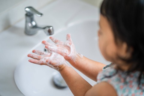 Ilustrasi anak cuci tangan. Foto: Shutterstock