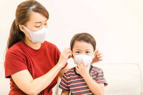 Ilustrasi anak memakai masker. Foto: Shutterstock