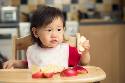 Ilustrasi anak makan buah-buahan. Foto: Shutterstock
