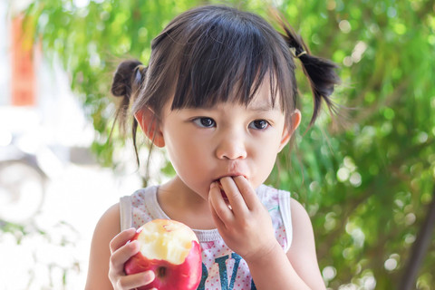 Ilustrasi anak makan buah-buahan. Foto: Shutterstock