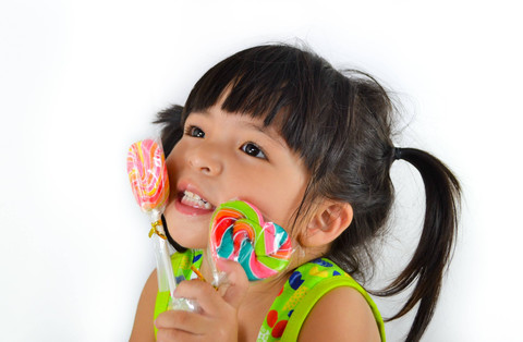 Ilustrasi anak makan permen. Foto: Shutterstock