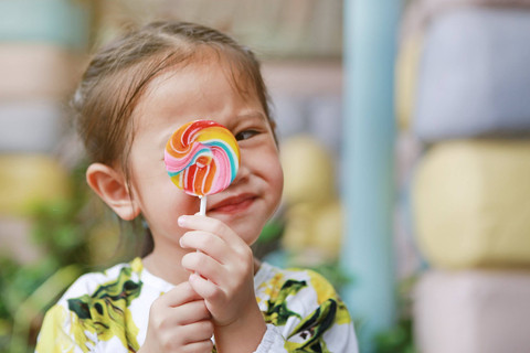 Ilustrasi anak makan permen. Foto: Shutterstock