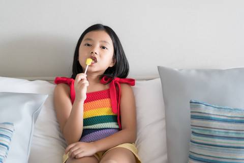 Ilustrasi anak makan permen. Foto: Shutterstock