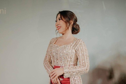 Kiky Saputri mengenakan kebaya. Foto: Instagram @kikysaputrii.