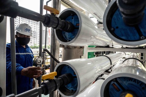 Petugas PAM Jaya memeriksa Instalasi Pengolahan Air (IPA) Mookervat di Daan Mogot, Jakarta, Senin (22/8/2022). Foto: Aprillio Akbar/Antara Foto
